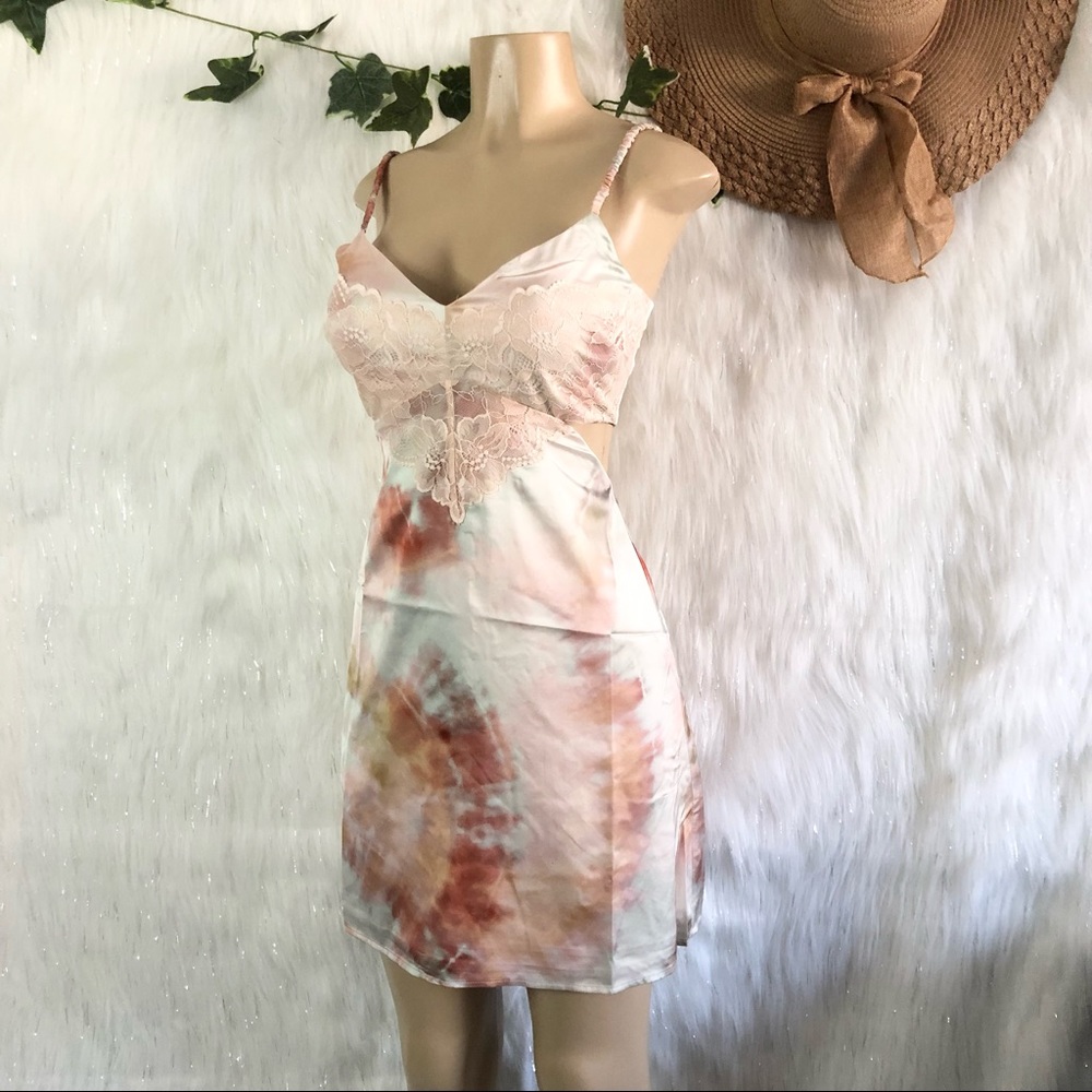 GUESS• Bianca tie-dye cut ou…